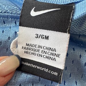 Vintage Nike UNC Tar Heels Babytröja 3-6 månader Carolina Blå Nummer 1 Y2K Mini Sportswear Gameday Kidcore bild 2