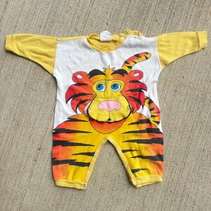 Body tutina vintage anni &#39;90 per neonati, con bottoni a pressione, in 100% cotone, modello Tiger Flap, taglia L 9 M 12 M 18 M, prodotto in Canada.