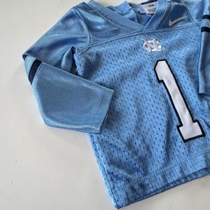 Vintage Nike UNC Tar Heels Babytröja 3-6 månader Carolina Blå Nummer 1 Y2K Mini Sportswear Gameday Kidcore bild 5
