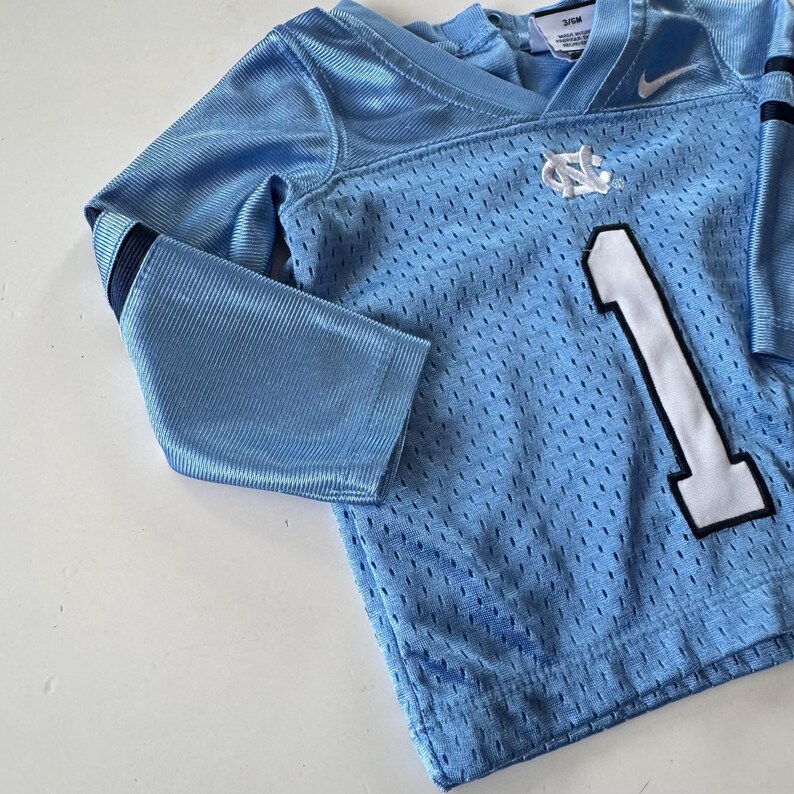 Vintage Nike UNC Tar Heels Babytröja 3-6 månader Carolina Blå Nummer 1 Y2K Mini Sportswear Gameday Kidcore bild 5