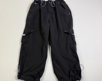 Calça cargo preta vintage Unionbay Y2K, capri, com cordão elástico na cintura e pernas largas, modelo skater. Tamanho 9.