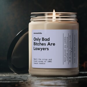 Vela de cera de soja Only Bad Bitches Are Lawyers, regalo de abogado, examen de barra, regalo para abogada, vela de decoración de abogado, vela ecológica de 9 oz