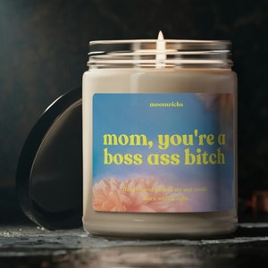 Mãe, você é uma vela de cera de soja chefe, cadela, para o dia das mães, presente engraçado para o dia das mães, vela do dia das mães, mãe chefe, ecológica de 9 onças. Vela
