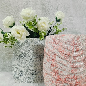 Ręcznie wykonany ceramiczny wazon o teksturowanej powierzchni – nowoczesny rustykalny akcent dekoracyjny do domu|minimalistyczny wazon|dekoracja w stylu boho| Przedmiot na prezent