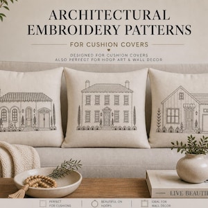 Puede incluir: Tres fundas de cojín beige con diseños de bordado arquitectónico negro de casas. El texto "ARCHITECTURAL EMBROIDERY PATTERNS" está en la parte superior. Los cojines están sobre un sofá beige con objetos decorativos delante.