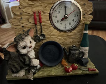 Uroczy piesek w dioramie w kuchni z niedziałającym zegarem, wysokość 1,8 m, długość 18 cm, głębokość 7 cm