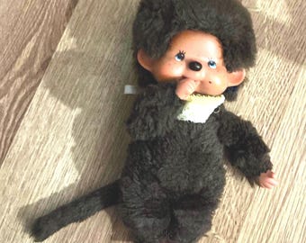 Vintage 1974 Monchhichi Monkey Boy Sekiguchi 7 "braune Puppe Gelb Lätzchen hält Flasche