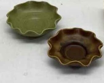 2 podstawki na talerze z falbankami Pigeon Forge Pottery Pinch Pot z podpisami E. Ownby i H. Schlits