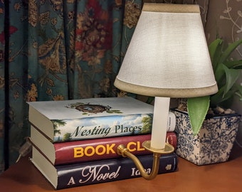 Booklovers Desk Lamp – Stacked Books with Reading Light