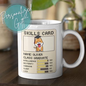 Caneca de formatura com cartão de habilidades, presente de formatura de D&D, presente de formatura com nome personalizado, presente de formatura personalizado, presente para amantes de cães, presente para jogadores de D&D