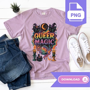 Op de afbeelding: Een lichtpaars t-shirt met de tekst "QUEER MAGIC" in regenboogkleuren. De afbeelding bevat zwarte katten met heksenhoeden, een kristallen bol, kaarsen en een halve maan. Het shirt wordt getoond met een blauwe jeans en witte sneakers.