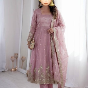 Prêt-à-porter entièrement cousu en tissu de soie fandy Shalwar Kameez Dupatta broderie paillettes travail à la main costume trois pièces pour vêtements de look ethnique
