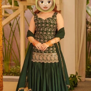 Traje de tres piezas Shalwar de tela de georgette sintético con estampado floral, kurti, palazzo, dupatta, bordados y lentejuelas, para mujer india.