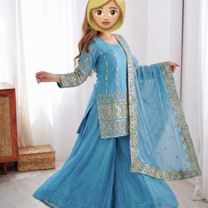 Traje completo de mujer india y pakistaní con kurti, palazzo y dupatta, confeccionado en seda pura Vichitra con bordados elaborados y lentejuelas.