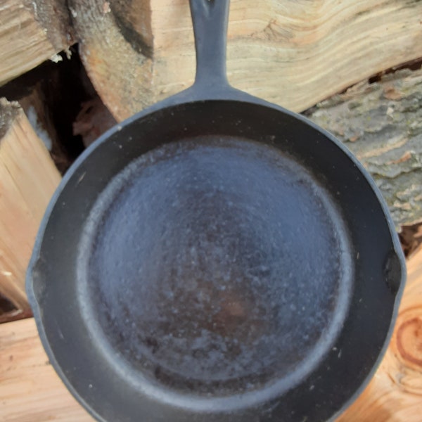 9" Cast iron Skillet. Taiwanese Copycat Unmarked Wagner Skillet.