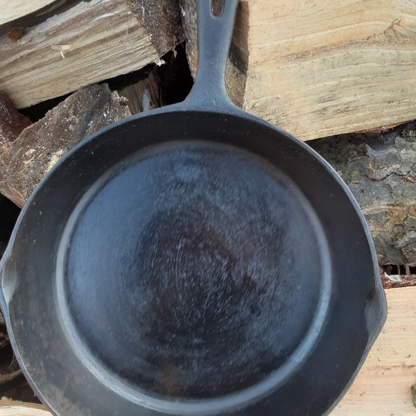 10 1/2" Cast Iron Skillet. Taiwanese Unmarked Wagner Copycat