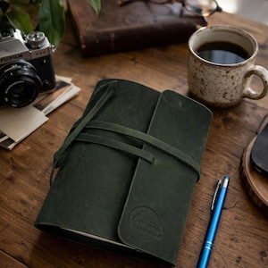 Puede incluir: Un juego de tres tazas de cerámica con un acabado mate moteado. Las tazas son en tonos crema, gris claro y gris oscuro. Cada taza tiene un diseño simple y minimalista y un asa redondeada.