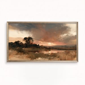 Puede incluir: Un cuadro de paisaje en un marco metálico que representa una zona pantanosa al atardecer. La escena presenta nubes oscuras y atmosféricas en tonos marrones y grises sobre un horizonte con árboles silueteados y agua reflectante.