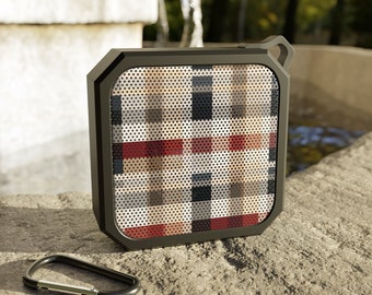 Altavoz Bluetooth mini a cuadros, portátil, resistente al agua, ideal para disfrutar de música al aire libre.