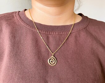 Gold spiral pendant necklace for women / spiral charm necklace / spiral pendant necklace / spiral charm necklace / women's spiral necklace