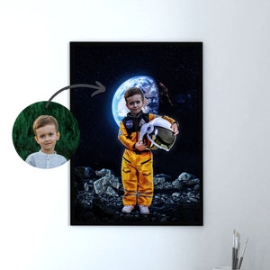 以下が含まれることがあります： 宇宙飛行士の格好をした若い男の子が、惑星を背景に岩だらけの表面に立っています。彼は右手に白い宇宙飛行士のヘルメットを持っています。男の子は、黒いアクセントのある黄色のジャンプスーツと、その下に青いシャツを着ています。背景は、星と惑星のある濃い青色の宇宙のシーンです。