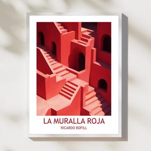 Può includere: Una stampa incorniciata con un vivace design architettonico rosso con più scale e arcate. Il testo "LA MURALLA ROJA" e "RICARDO BOFILL" sono stampati in bianco in basso. La stampa è esposta su uno sfondo bianco.