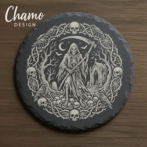Könnte beinhalten: Runder, dunkelgrauer Schieferuntersetzer mit detailliertem Gravurdesign. Das Design zeigt eine Sensemann-Figur mit einer Sense, umgeben von Totenköpfen, Krähen und einer Friedhofsszene. Der Text "Chamo Design" befindet sich oben links.