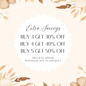 Puede incluir: Una ilustraci&oacute;n de acuarela de flores beige con hojas marrones que rodean un c&iacute;rculo blanco con el texto "Extra Savings" y la siguiente informaci&oacute;n de descuento: "BUY 3 GET 30% OFF", "BUY 4 GET 40% OFF", "BUY 5 GET 50% OFF", "DISCOUNT APPLIED AUTOMATICALLY AT CHECKOUT".