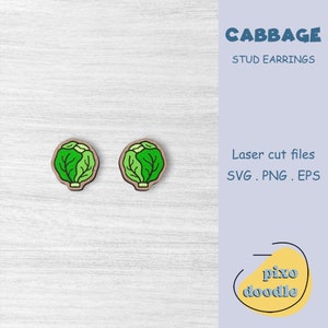 Könnte beinhalten: Ein Paar Ohrstecker aus Holz mit einem grünen Kohl-Design. Die Ohrringe sind lasergeschnitten und in den Formaten SVG, PNG und EPS erhältlich. Der Text "CABBAGE STUD EARRINGS" und "Laser cut files SVG. PNG. EPS" ist auf dem Bild zu sehen.