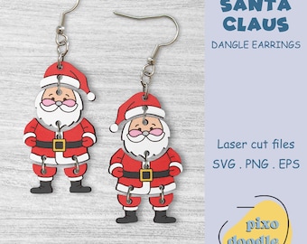 Op de afbeelding: Een paar hangende oorbellen met een lasergesneden ontwerp van de kerstman. De oorbellen zijn gemaakt van hout en geverfd in rood, wit en zwart. De oorbellen zijn gelabeld met "Santa Claus Dangle Earrings" en "Laser cut files SVG. PNG. EPS" en "pixodoodle".