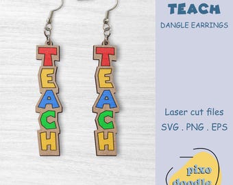 Op de afbeelding: Een paar hangende oorbellen met het woord "TEACH" gespeld in kleurrijke letters op elke oorbel. De oorbellen zijn gemaakt van hout en hebben een natuurlijke afwerking. Het woord "TEACH" is geschreven in een vet, gedrongen lettertype. De oorbellen zijn een leuke en unieke manier om je liefde voor onderwijs te tonen.