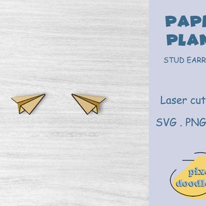 Può includere: Un paio di orecchini a bottone a forma di aeroplano di carta. Gli orecchini sono in legno e dipinti di un colore marrone chiaro. Gli orecchini sono tagliati al laser e sono disponibili nei formati di file SVG, PNG ed EPS. Il testo "PAPER PLANE STUD EARRINGS" è visualizzato in testo blu su uno sfondo blu chiaro. Il testo "Laser cut files SVG. PNG. EPS" è visualizzato in testo nero su uno sfondo blu chiaro. Il testo "pixodoodle" è visualizzato in testo bianco su un cerchio giallo con un contorno nero.