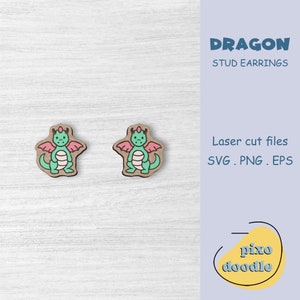 Puede incluir: Un par de pendientes de botón de madera con un lindo dragón verde con alas rosas. Los pendientes están cortados con láser y vienen en formatos de archivo SVG, PNG y EPS. El texto "DRAGON STUD EARRINGS" y "Laser cut files SVG. PNG. EPS" es visible en la imagen.