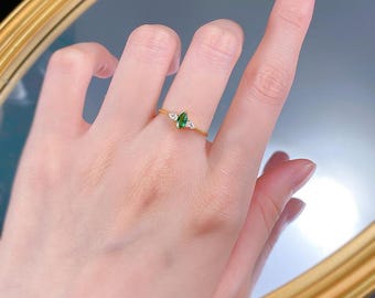 Anillo de esmeralda y moissanita de talla marquesa: alianza de oro de 14 k