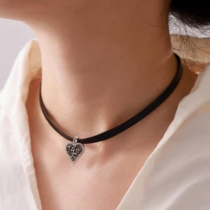 Colar de couro com fecho hexagonal e pingente em formato de coração Good Girl. Joias Dom Sub com fecho hexagonal gravado. Presentes Dom Sub para mulheres.