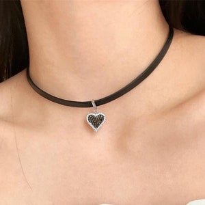 Good Girl Hex Lock Leder permanente Verriegelung Halskette Herzform Anhänger . Dom-Sub-Schmuck mit graviertem Hex-Verschluss. Dom sub Geschenke für Frauen