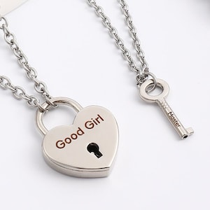 Permanente vergrendeling kraag dom-subsieraden, gegraveerd hartslot Good girl-koppelketting met sleutelslothanger