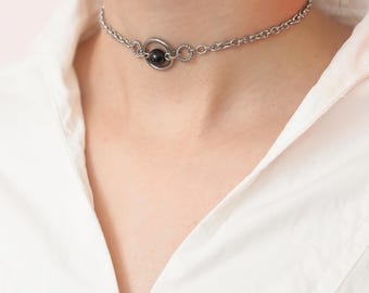 ロック可能なデイカラー。上品なブラックパール付きトリプルOリングチョーカー。控えめなデイカラー。ドムサブジュエリー。24時間年中無休のギフト。ロックオプション付き。