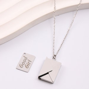Buena chica - Collar de sobre - Collar con mensaje oculto para mujer, regalos de joyería dom sub para novia, collar con mensaje secreto para ella