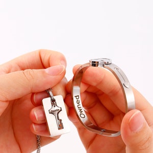 Owned-armband met permanente vergrendeling met hanger met sleutelslot. Dom sub-sieraden armband met verborgen boodschap cadeau voor haar, Dom sub-cadeaus voor vrouwen.