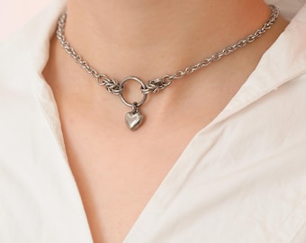 Collar con cierre de seguridad: gargantilla con anilla y delicado colgante de corazón. Collar discreto para uso diario, ideal como joya de dominación y sumisión. Regalo permanente disponible las 24 horas, los 7 días de la semana, con opciones de cierre.