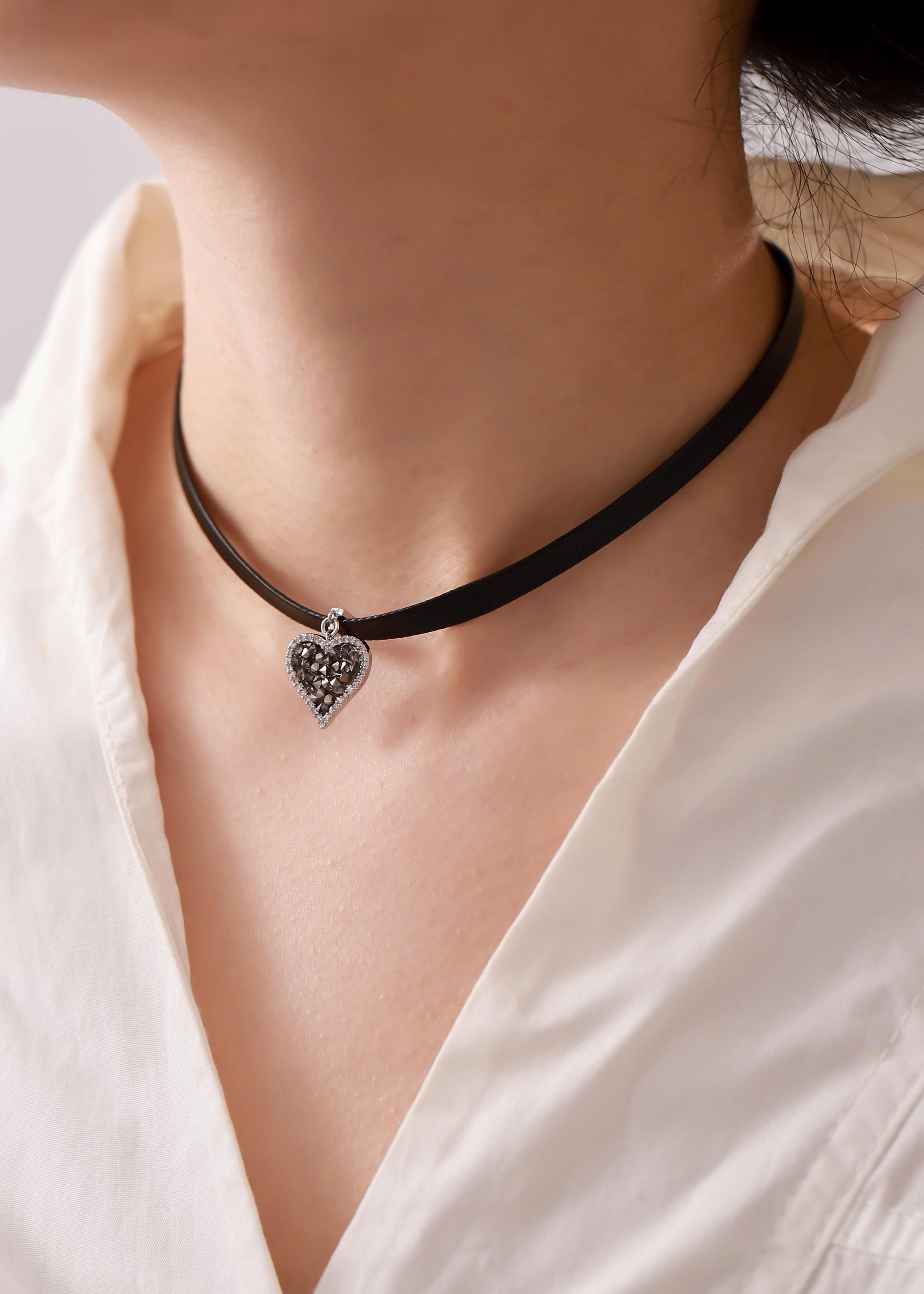 Good Girl Hex Lock Leder permanente Verriegelung Halskette Herzform Anhänger . Dom-Sub-Schmuck mit graviertem Hex-Verschluss. Dom sub Geschenke für Frauen