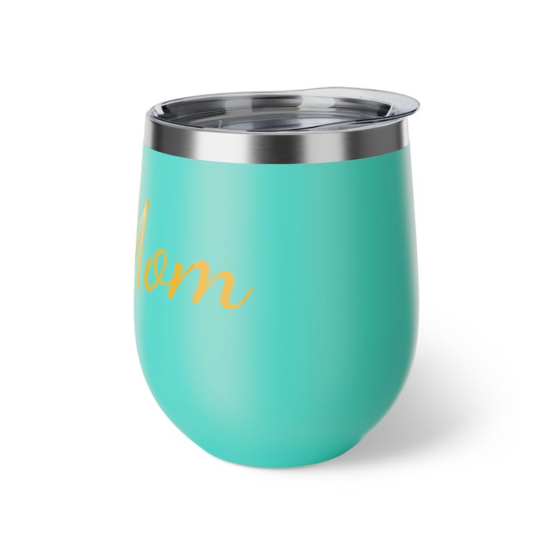 Może przedstawiać: Turkusowy kubek ze stali nierdzewnej z pokrywką w kolorze srebrnym i napisem "Mama" w złotych literach.