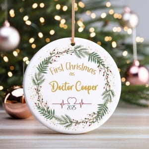 Ornamento personalizzato per dottore con nome di Natale, primo Natale da dottore, ornamento di Natale, regalo per dottore, nuovo dottore, regalo di Natale per dottore
