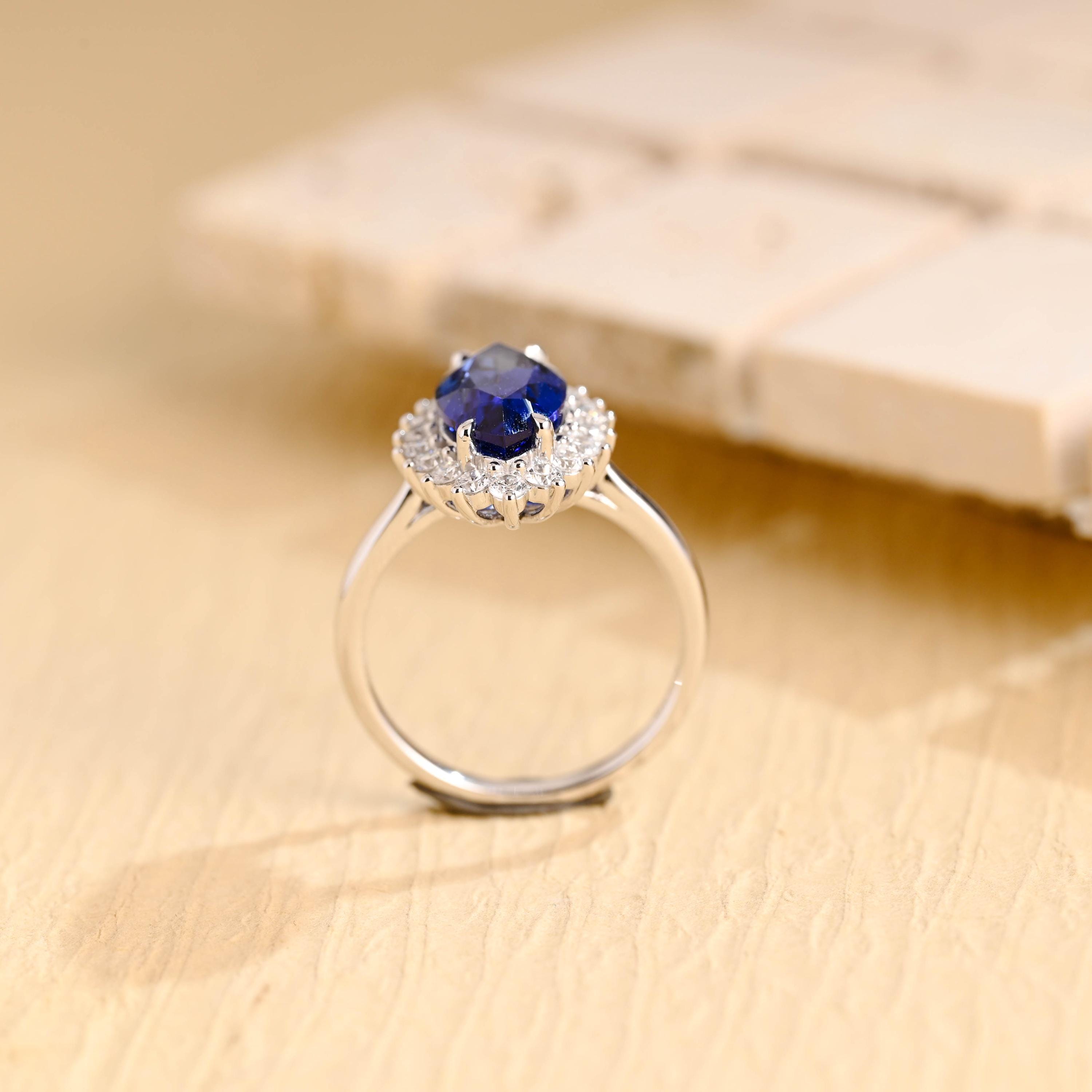 純金製マーキスカットラボグロウンサファイア婚約指輪（ハロー付き