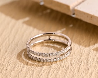 Anello in oro massiccio con moissanite, con pavé parziale.