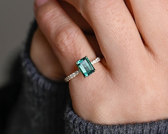 純金製エメラルドカットラボグロウンエメラルド婚約指輪、誕生石リング