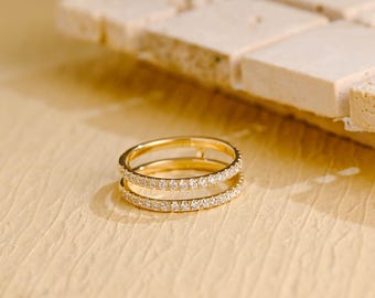 Anello in oro massiccio con moissanite, con pavé parziale.