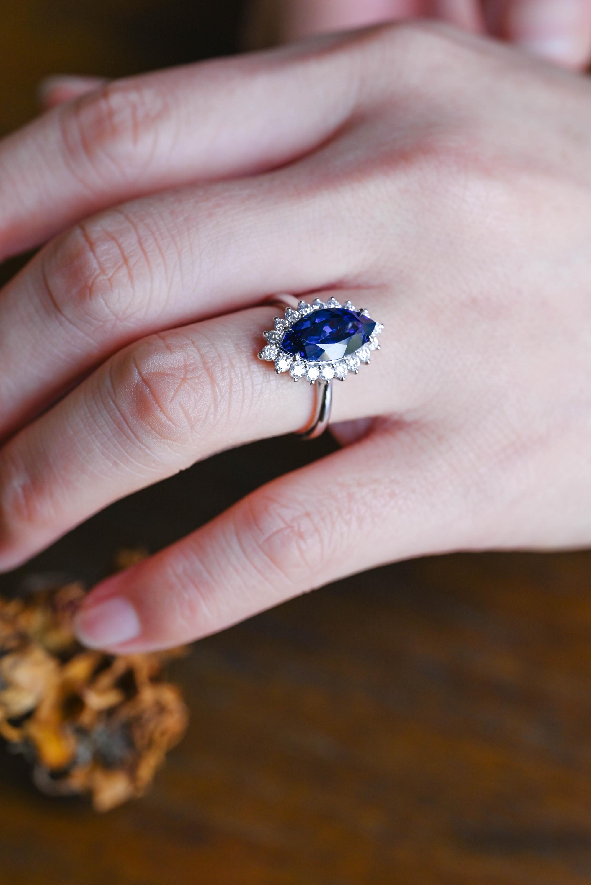 純金製マーキスカットラボグロウンサファイア婚約指輪（ハロー付き