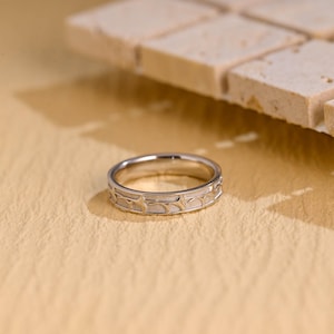 Solid Gold Engraved Ginkgo Leaf Wedding Band, 4mm Satin Men&#39;s Ring, Valentine&#39;s Day/ Anniversary / Birthday Gift for Him, Husband, Men